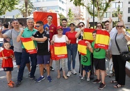 Grupo de aficcionados esta mañana en el paseo de San Francisco