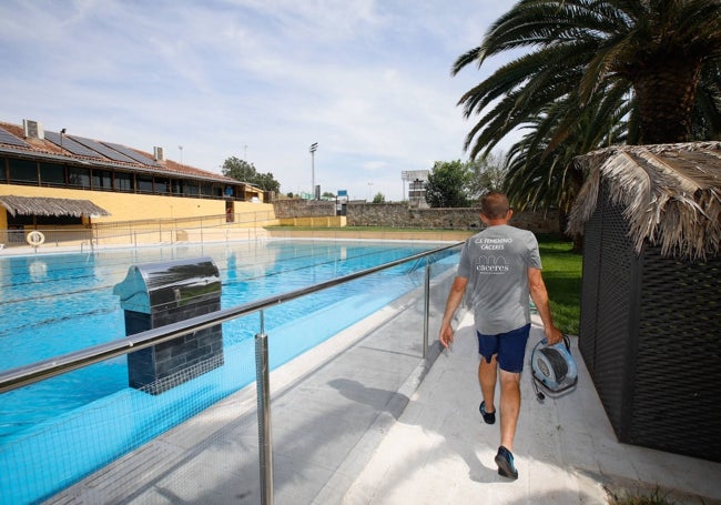 El camping pone a punto sus piscinas para abrirlas la próxima semana.