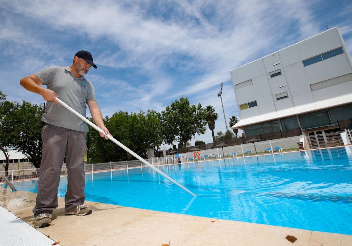 Un operario ultima los detalles en el recinto de la Ciudad Deportiva de Cáceres, que abre sus piscinas de verano este sábado.