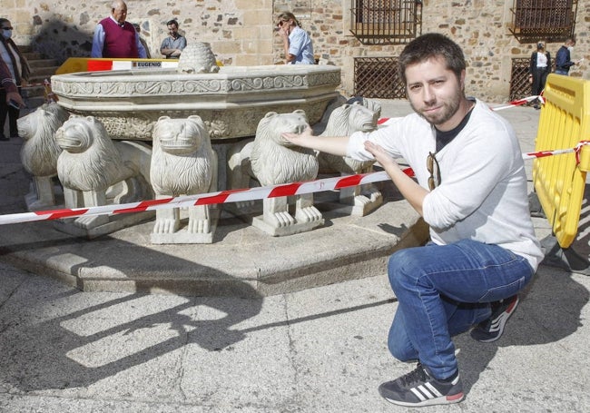 Javier Marcos, autor de la página especializada 'Los siete reinos', durante su visita a uno de los rodajes celebrados en Cáceres.