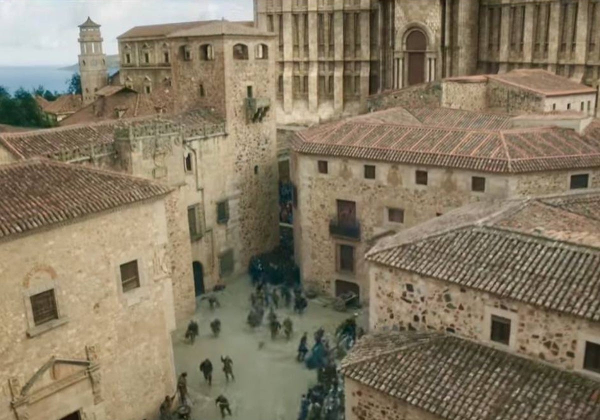 Así se ve la Plaza de Santa María de Cáceres, Desembarco del Rey en la ficción, en uno de los tráileres de la segunda temporada de 'La casa del dragón'.