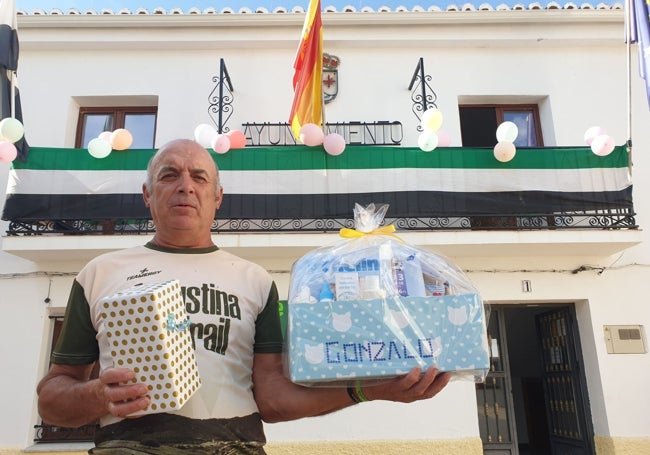 El concejal Alejandro Moreno, con los regalos para los recién nacidos, en el recibimiento que el pueblo organizó para ellos este martes.