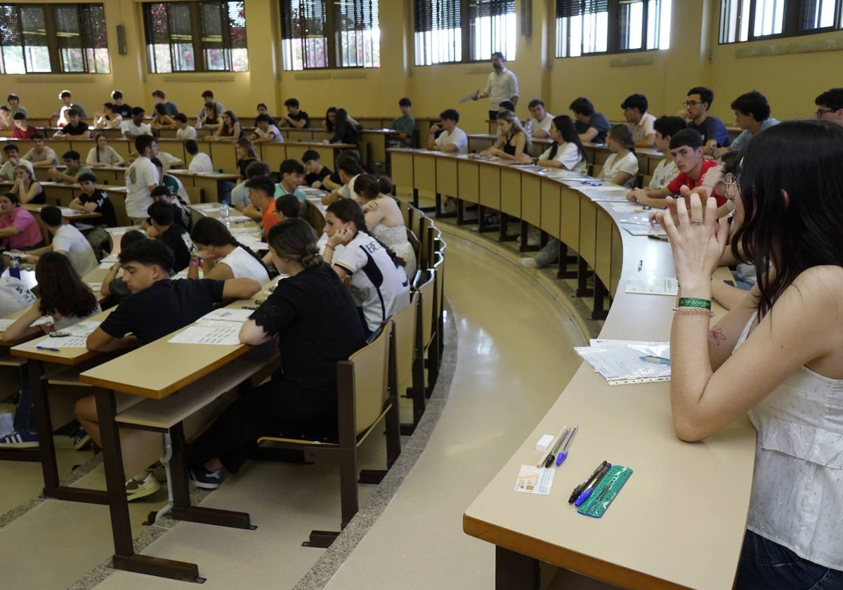 Alumnos de la Ebau en la primera jornada de exámenes en la que tuvo lugar el examen de Física.