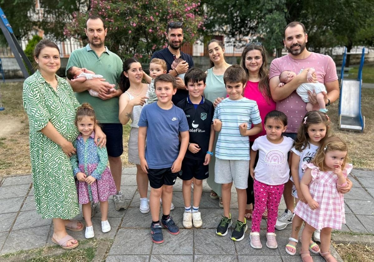 De izquierda a derecha, los recién nacidos Dafne, Gonzalo y Adriana,junto a sus padres, y rodeados por otros niños del pueblo.