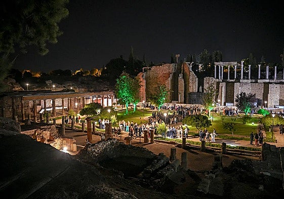 El peristilo del Teatro Romano acogió el cóctel de la gala de los Extremeños de HOY.