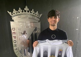 Jesús Sánchez posando con la camiseta blanquinegra en el Nuevo Vivero.