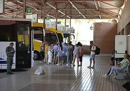 Usuarios del transporte por carretera en la estación de Badajoz.