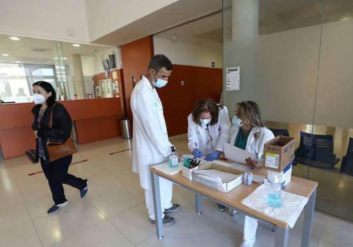 Sanitarios y una paciente en el centro de salud de la Zona Norte de Mérida en febrero del año pasado con mascarillas.