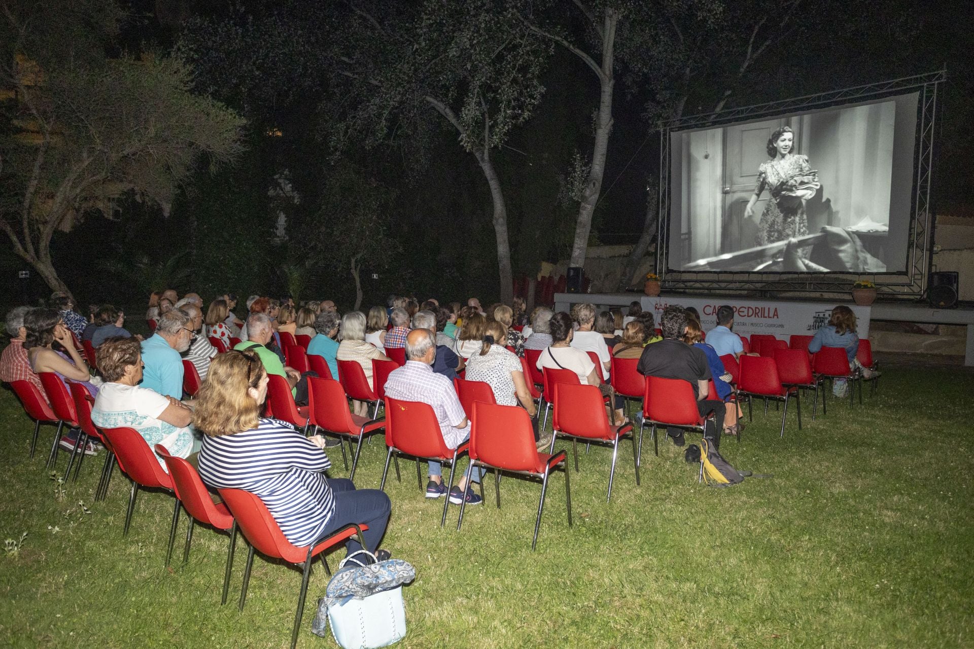 Programa de cine español en los jardines del Pedrilla.