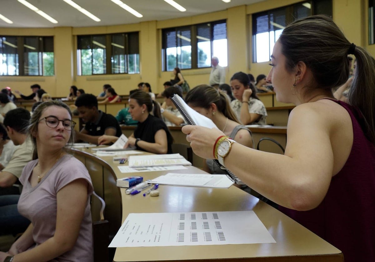 Estudiantes en una de las sedes de Badajoz este martes antes de empezar el primer examen de la EBAU.