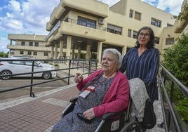 Una voluntaria de Red Humanizar junto a una usuaria de la residencia Hermanitas de Badajoz.