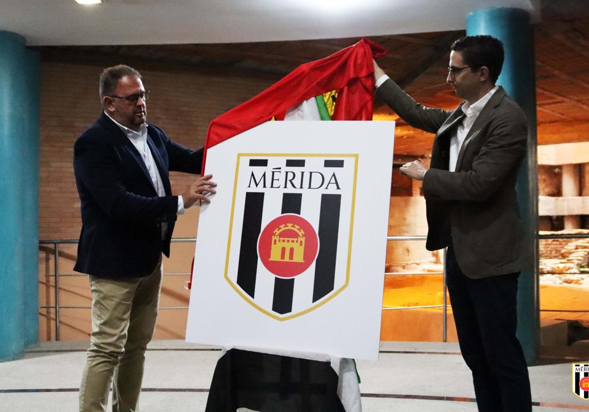 El alcalde de Mérida, Rodríguez Osuna, con el director general del club, Alejandro Pérez, descubriendo el nuevo escudo.