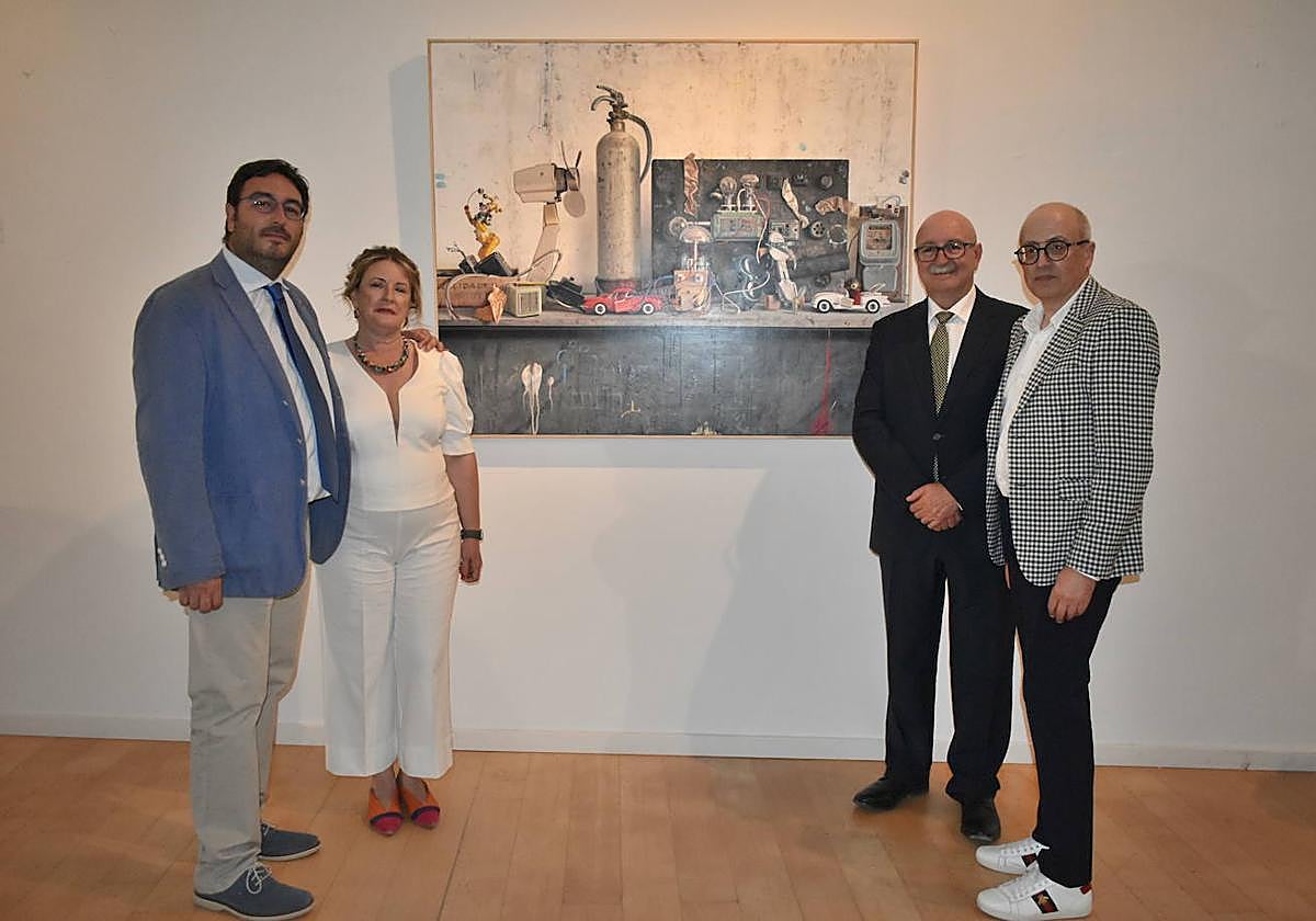Los hermanos Miguel, Laura y Eugenio Manzano Otero posan con el ganador, Juan Gil (derecha), y su obra 'Entre el blanco y el rojo'.