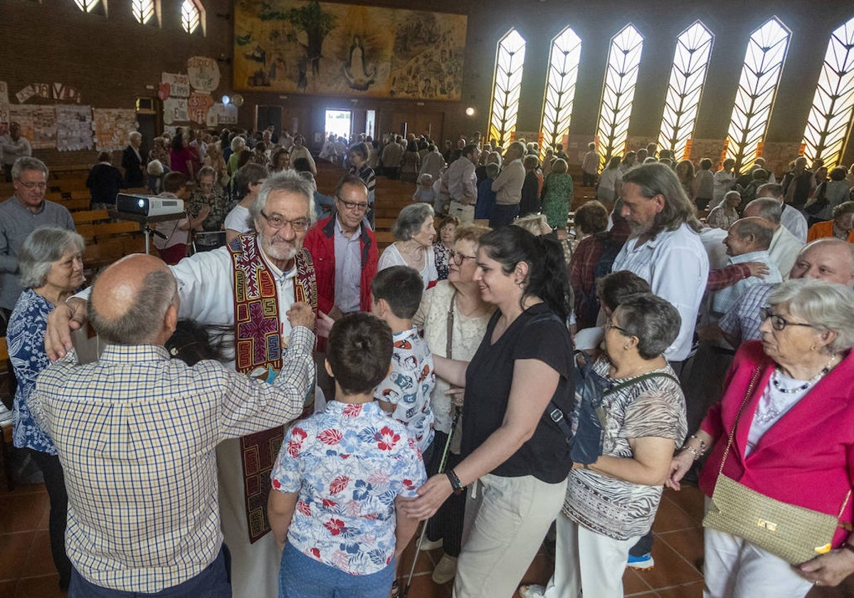 A la izquierda, Tino rodeado de miembros de la parroquia de Guadalupe de Cáceres que querían despedirse de él este sábado al término de la misa.