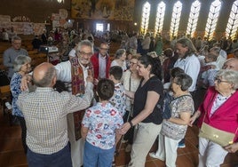 A la izquierda, Tino rodeado de miembros de la parroquia de Guadalupe de Cáceres que querían despedirse de él este sábado al término de la misa.