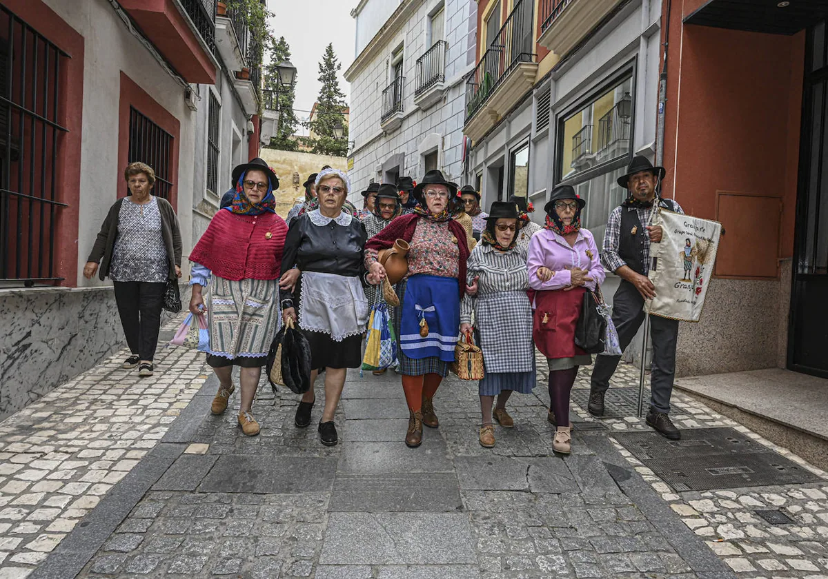 Mujeres de Cantares Alentejanos este sábado por la mañana por la calle San Pedro de Alcántara de Badajoz.