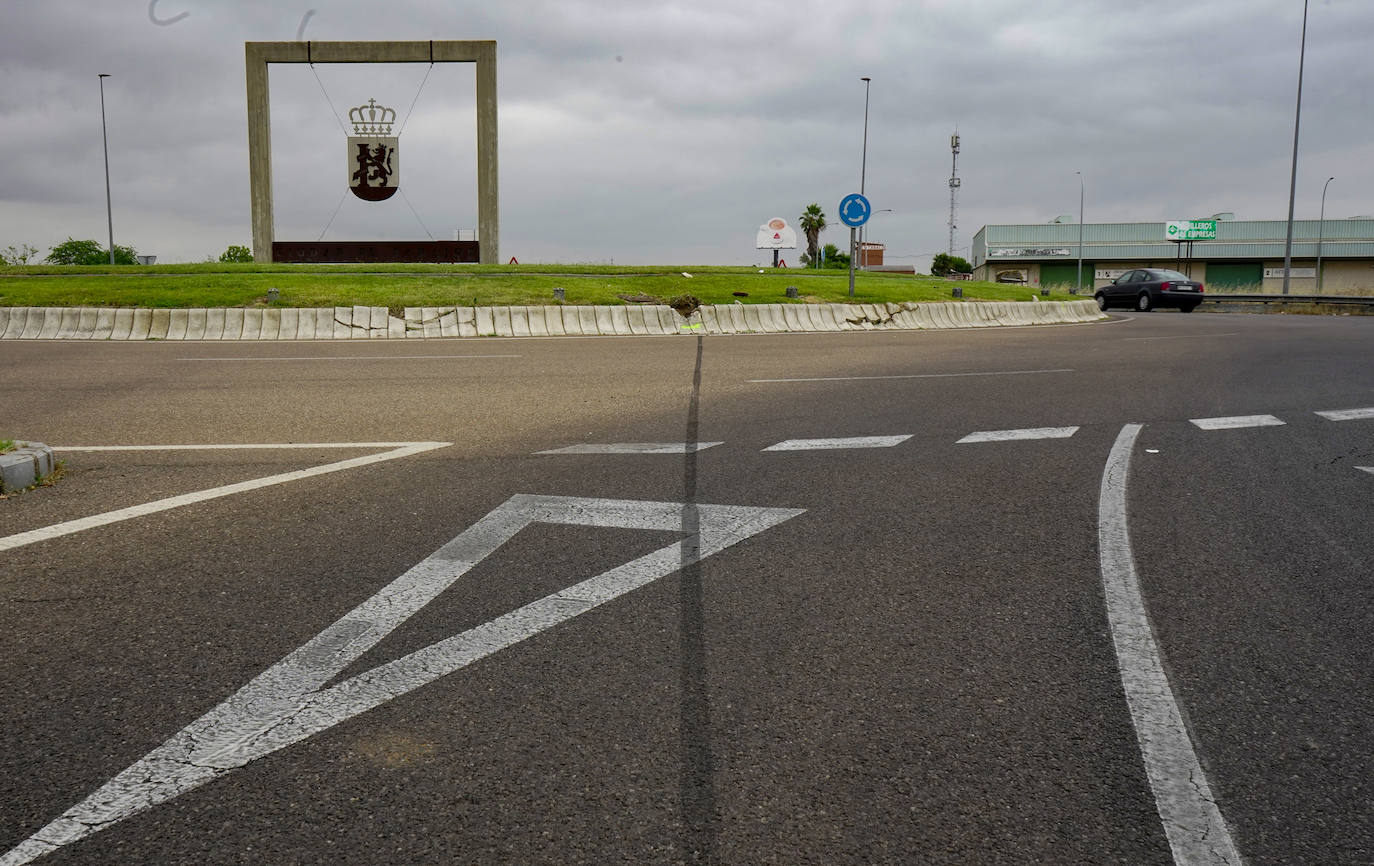 Así ha quedado la rotonda tras el accidente del motorista en Badajoz