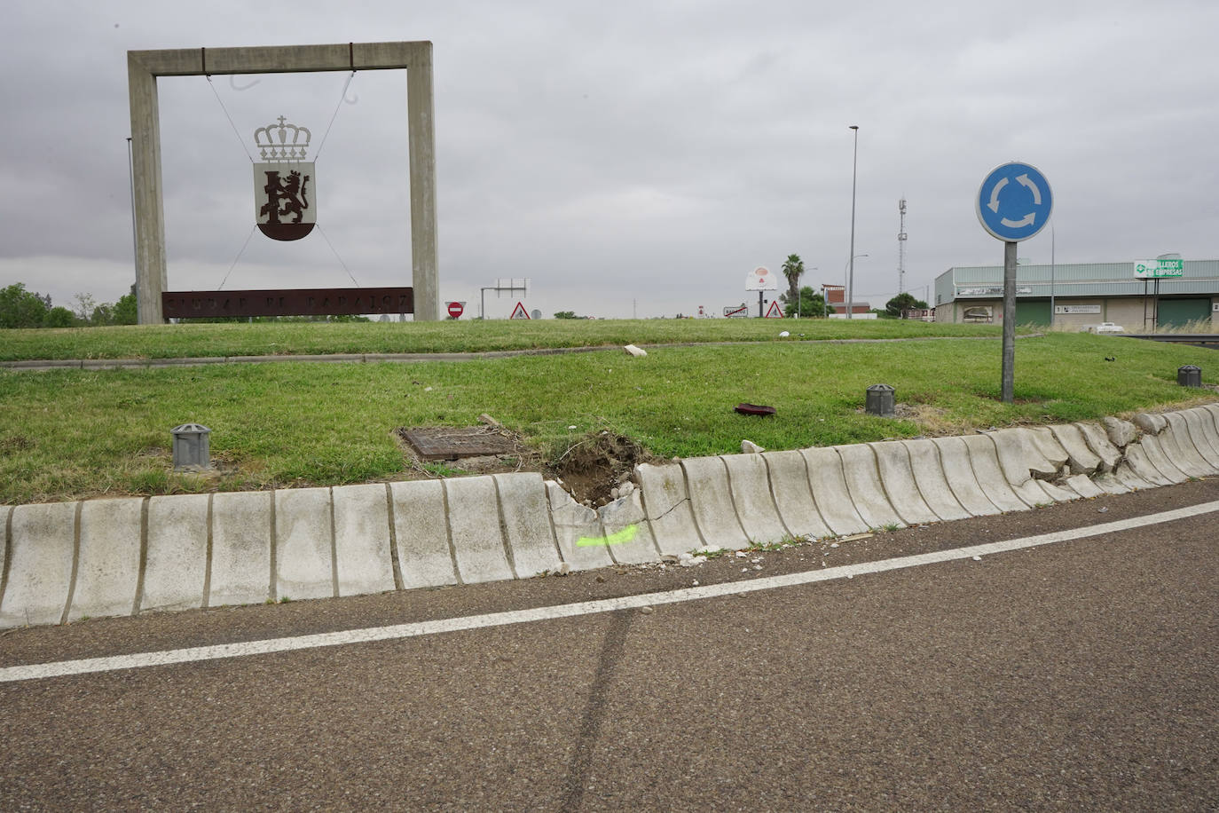 Así ha quedado la rotonda tras el accidente del motorista en Badajoz