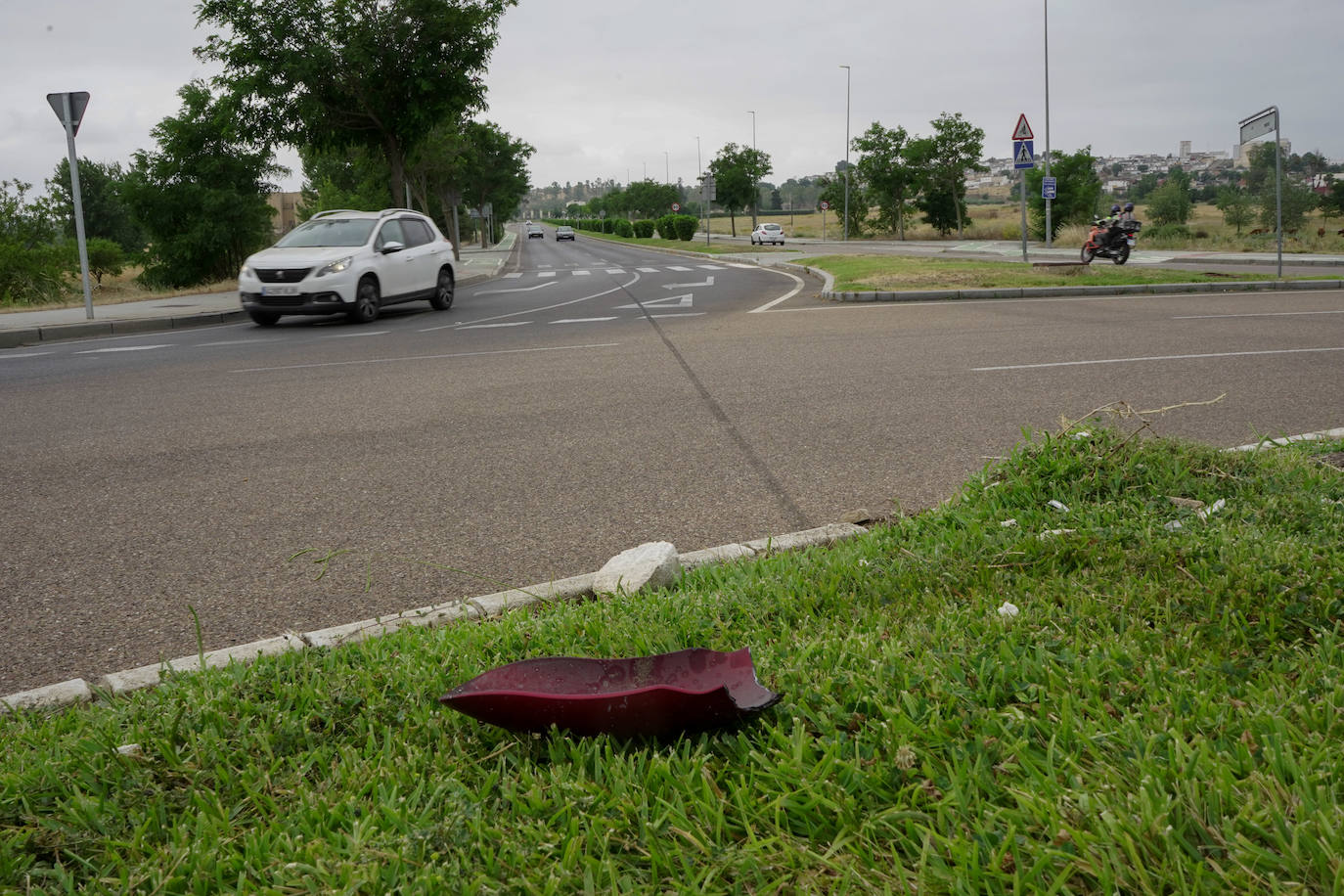 Así ha quedado la rotonda tras el accidente del motorista en Badajoz