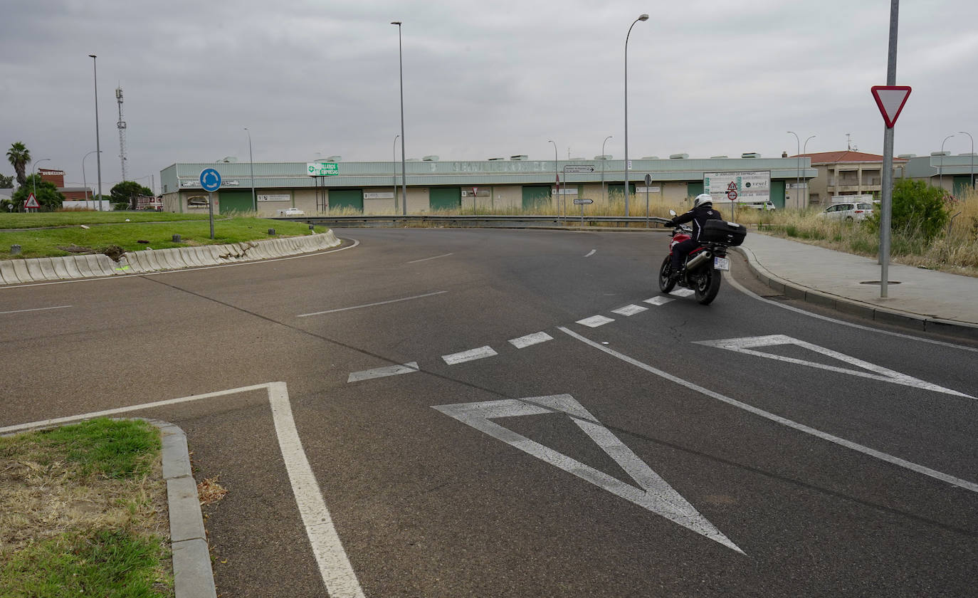 Así ha quedado la rotonda tras el accidente del motorista en Badajoz
