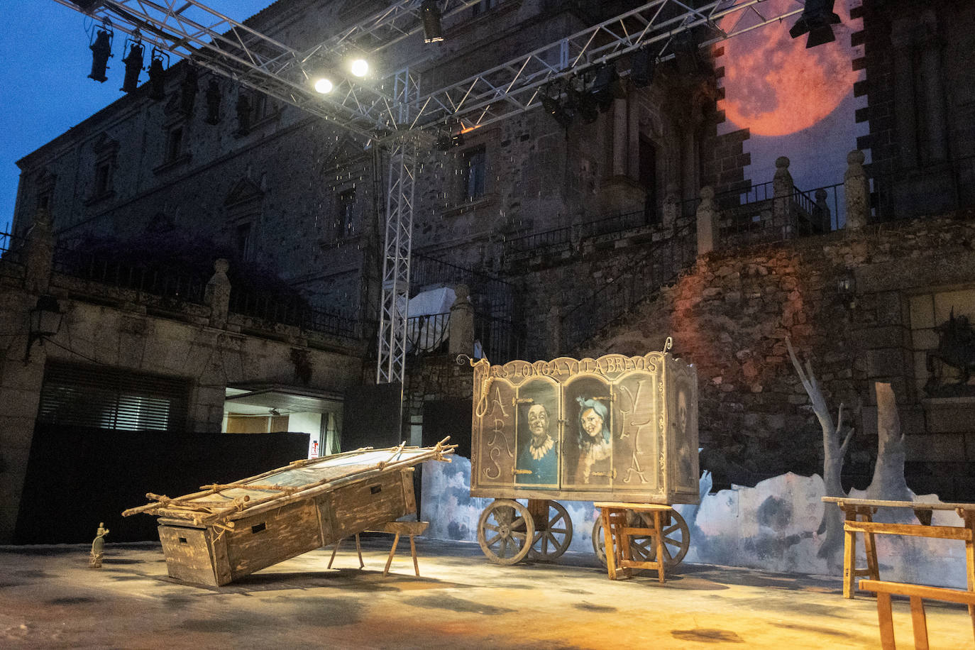 Así se vivió la suspensión de la obra &#039;Polvo serán, mas polvo enamorado&#039;, en la Plaza de San Jorge
