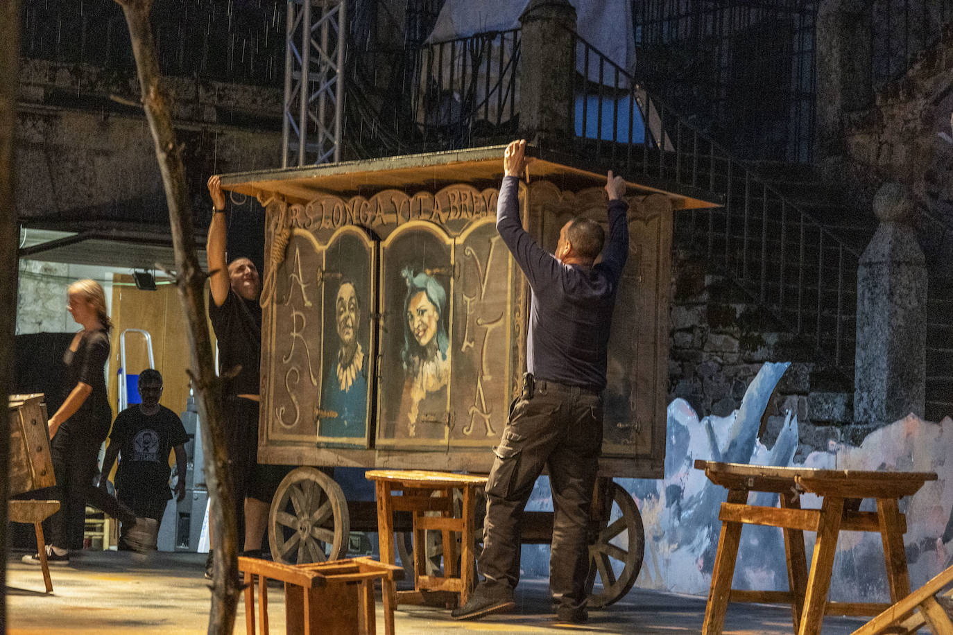 Así se vivió la suspensión de la obra &#039;Polvo serán, mas polvo enamorado&#039;, en la Plaza de San Jorge