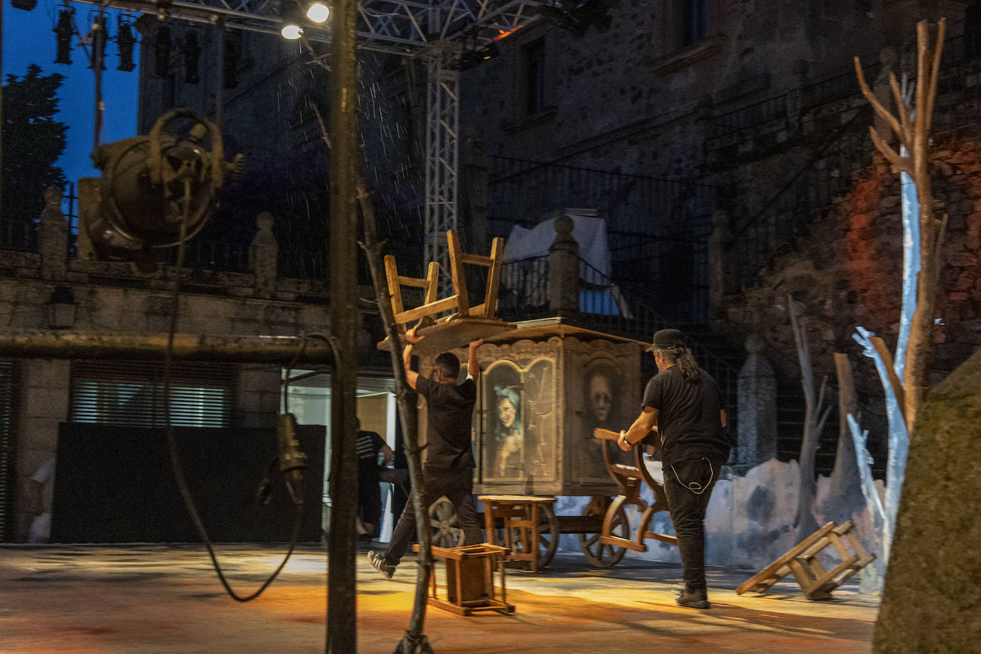 Así se vivió la suspensión de la obra &#039;Polvo serán, mas polvo enamorado&#039;, en la Plaza de San Jorge