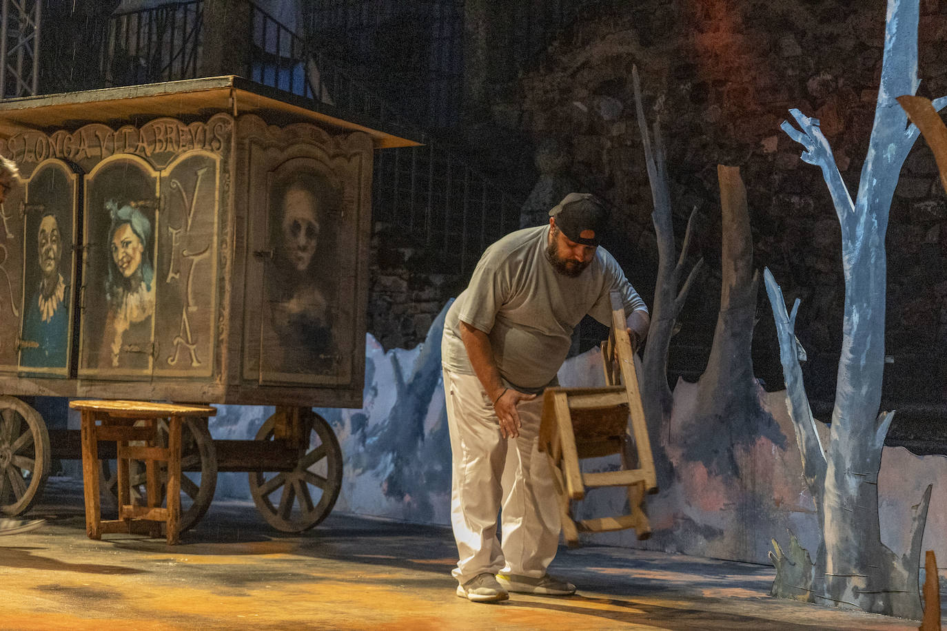 Así se vivió la suspensión de la obra &#039;Polvo serán, mas polvo enamorado&#039;, en la Plaza de San Jorge