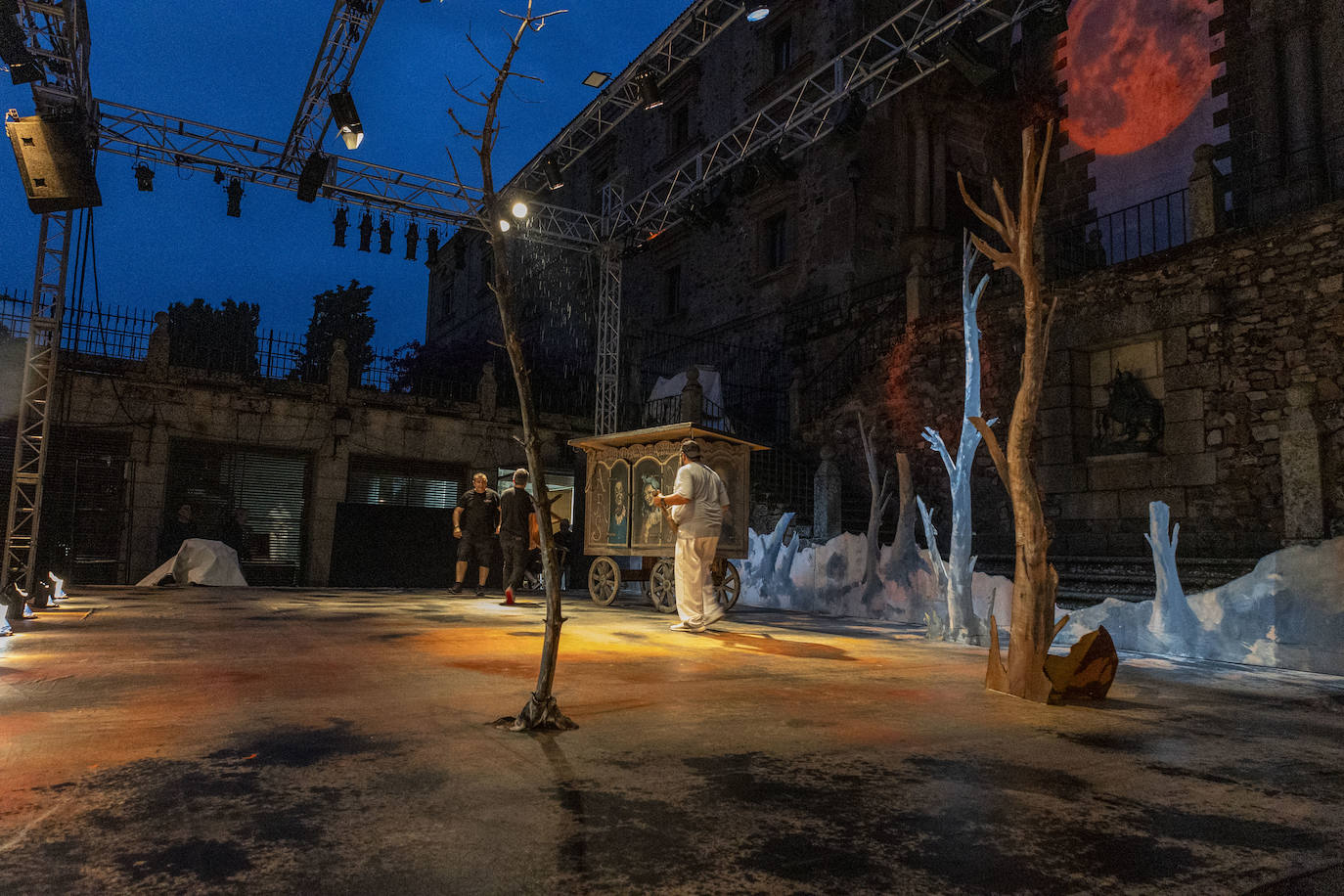 Así se vivió la suspensión de la obra &#039;Polvo serán, mas polvo enamorado&#039;, en la Plaza de San Jorge