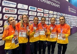 Laura Luengo, la primera por la izquierda, junto a sus compañeras de la selección española que han sido bronce en el Euopeo.