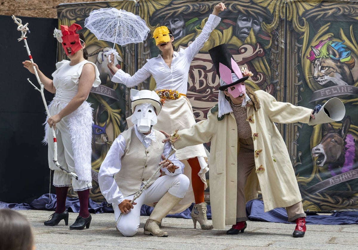 Representación del espectáculo infantil 'La leyenda de un dragón', de Maltravieso Teatro, en el Foro de los Balbos este domingo.