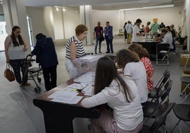 Un colegio electoral de Badajoz, este domingo.