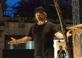 Así se vivió la suspensión de la obra 'Polvo serán, mas polvo enamorado', en la Plaza de San Jorge