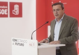 Miguel Ángel Gallardo, esta mañana, en la sede regional del PSOE en Mérida.