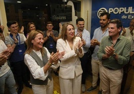 Elena Nevado, María Guardiola y Abel Bautista celebran la victoria en la sede del PP en Mérida.