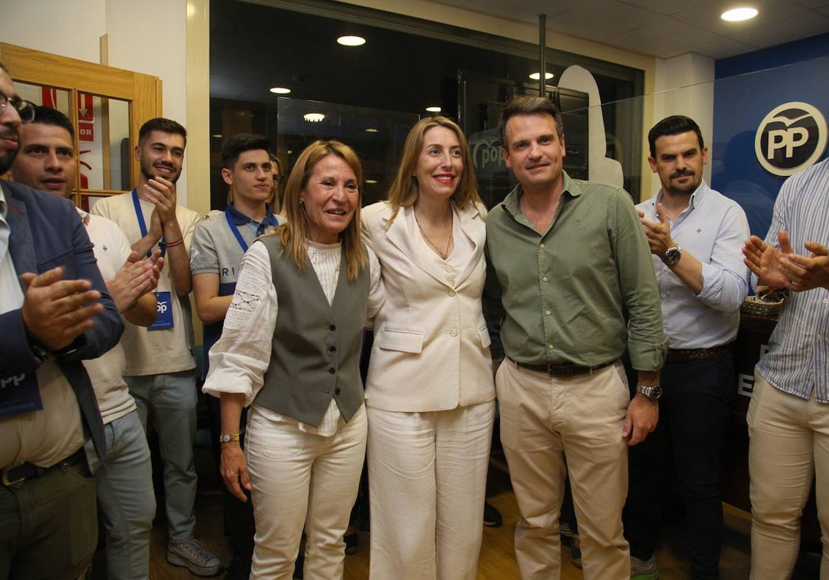 Elena Nevado, María Guardiola y Abel Bautista celebran la victoria en las elecciones europeas.