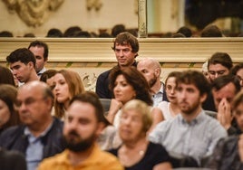 David Azagra, mira al frente sentado en la última fila en un acto de la Diputación de Badajoz, en 2017.