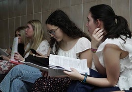 Alumnas antes de entrar al examen de la EBAU la semana pasada en Badajoz.
