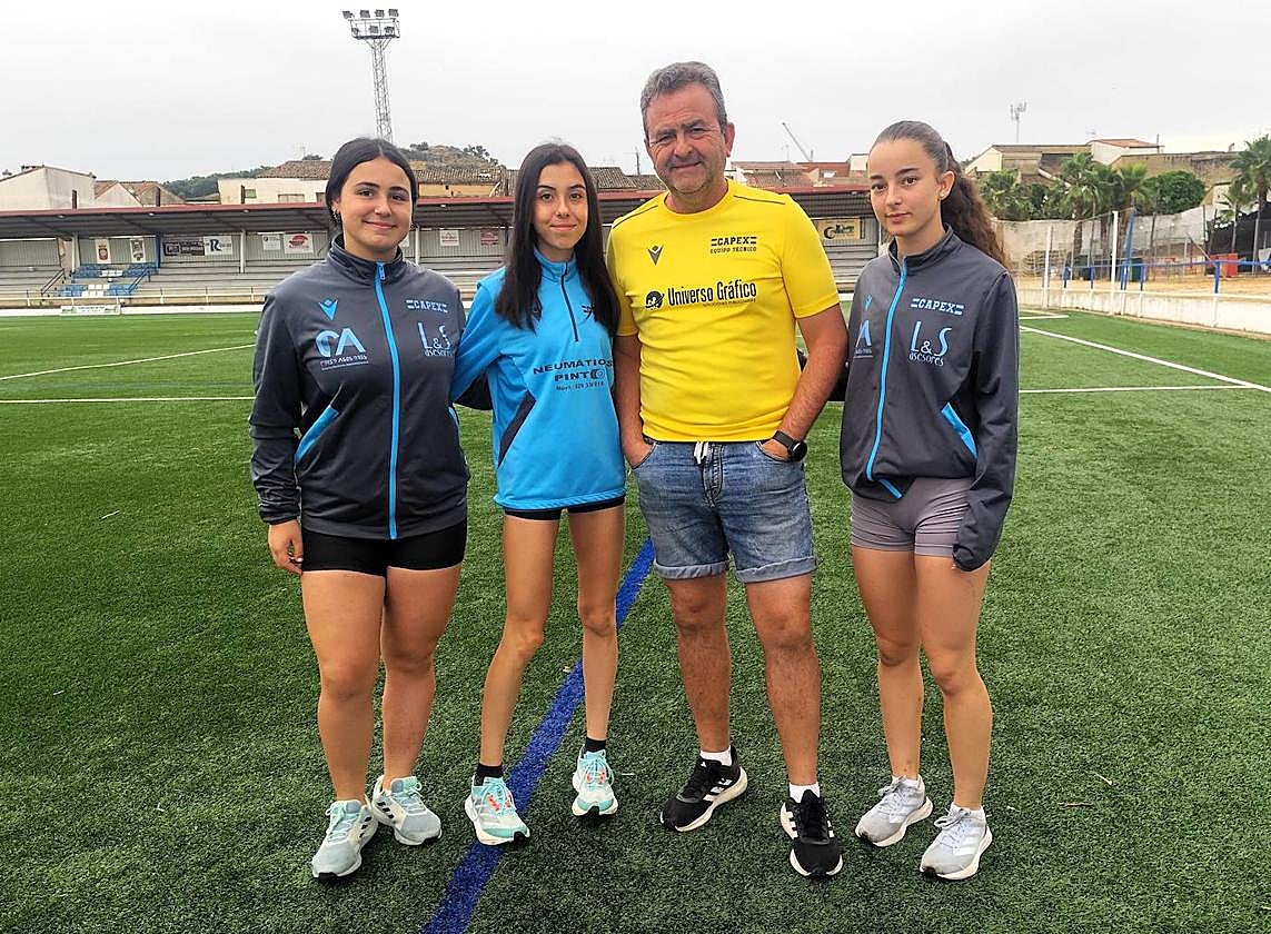 Las tres atletas posan junto a su entrenador