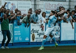 Iñaki León celebra el tanto celeste en la vuelta de la final regional.