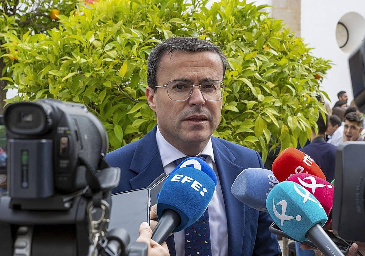 Foto de archivo del secretario general del PSOE en Extremadura, Miguel Ángel Gallardo, compareciendo ante los medios de comunicación.