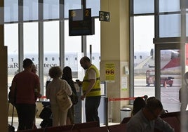 Pasajeros en el aeropuerto de Badajoz a punto de embarcar.