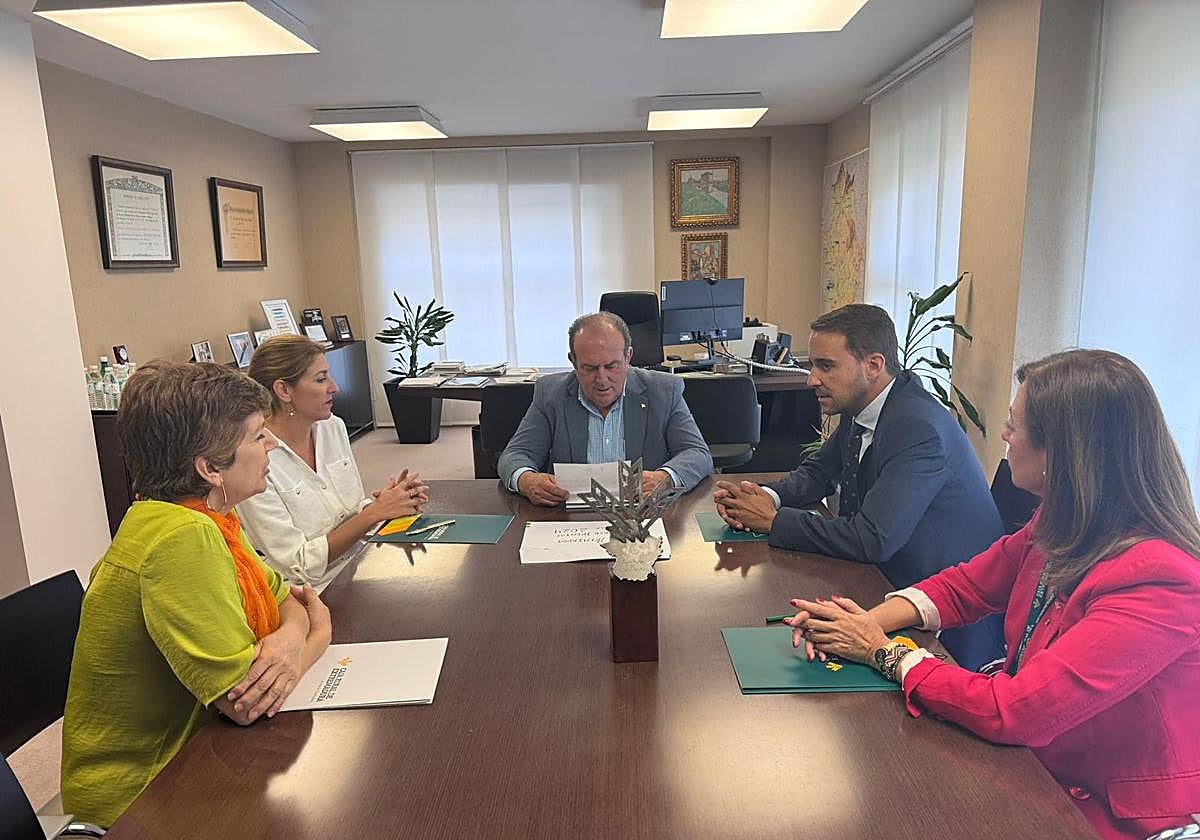 El presidente de Caja Rural de Extremadura procede a leer el acta del jurado, acompañado por la presidenta de la DO Ribera del Guadiana.