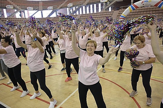 1.200 mayores clausuran los cursos de gimnasia con bailes en la Granadilla