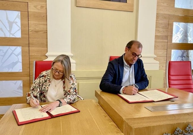 Rosa Cobo y Rafael Mateos firman el convenio entre Acuaes y el Ayuntamiento.