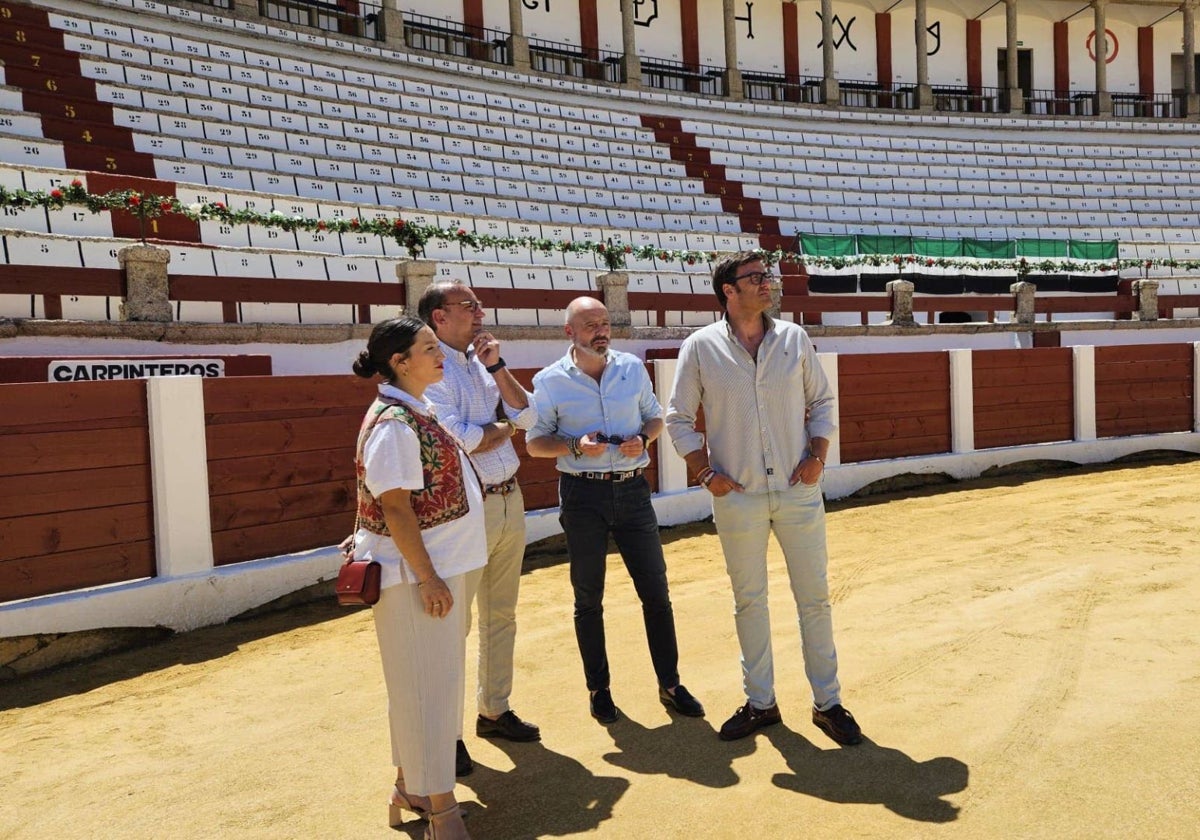 Rafael Mates, segundo por la izquierda, con miembros de su equipo en la Plaza de Toros.