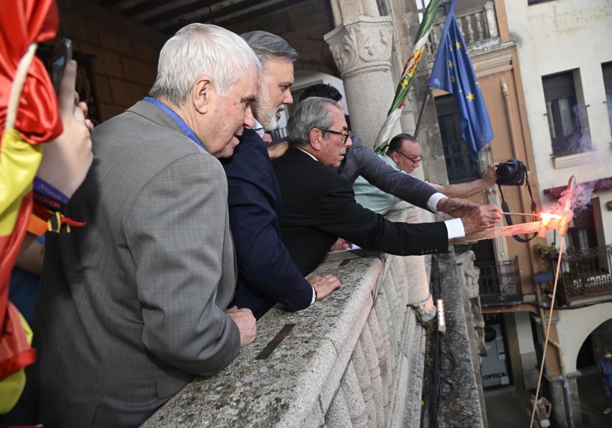 Adelardo, al lado de Paco Melo,enciende el cohete en elchupinazo de las Ferias.