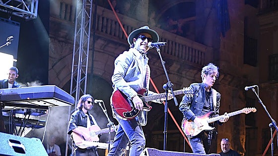 Coti hace vibrar a Plasencia en el primer concierto de las Ferias en la Plaza Mayor
