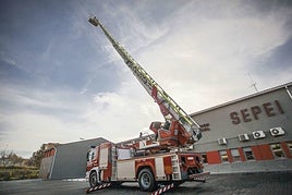 Camión de bomberos en la sede.