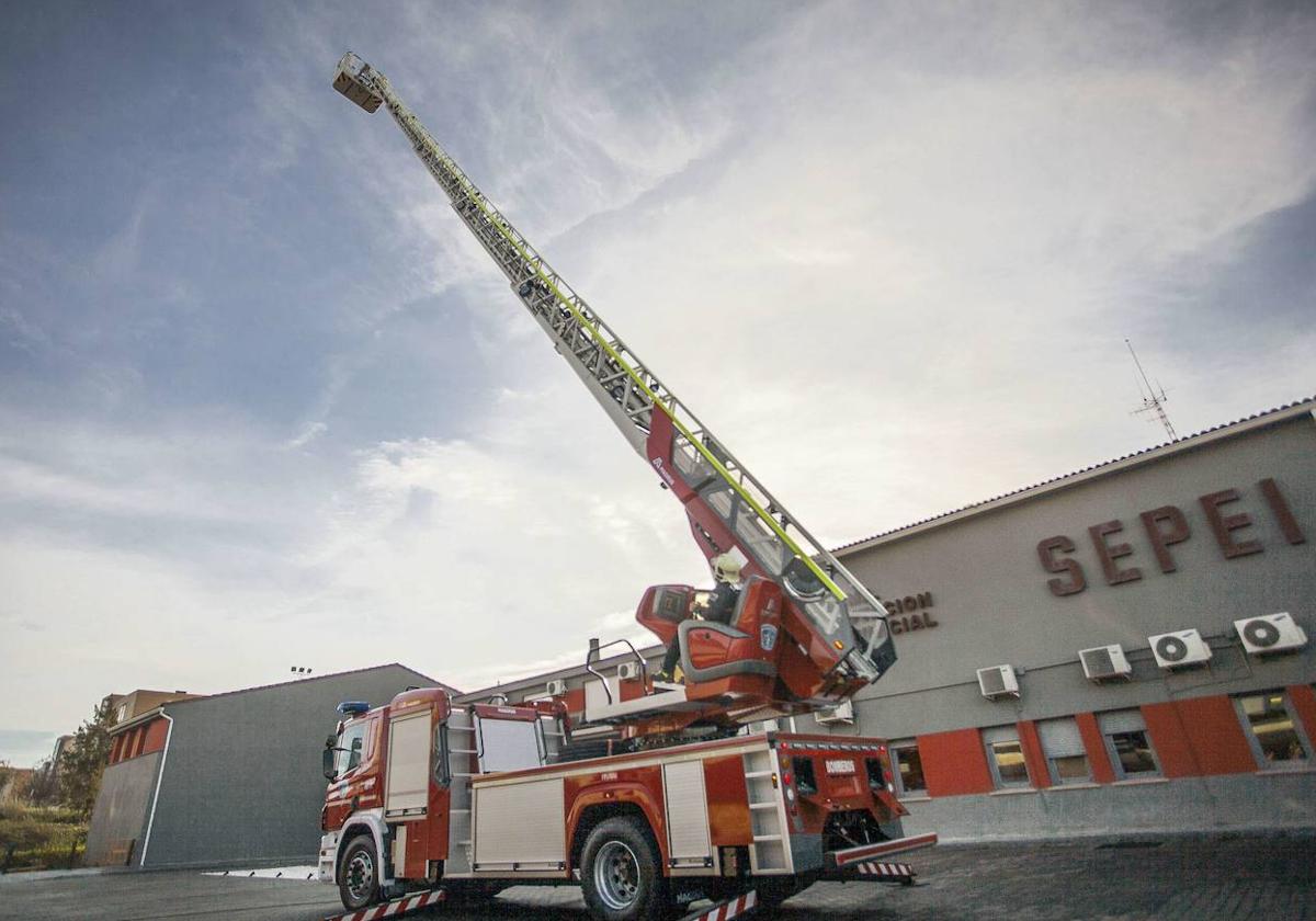 Camión de bomberos en la sede.